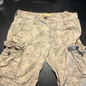 Brown floral pattern true religion cargo shorts size 33 w/ waist strap